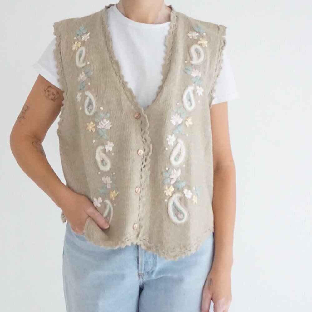 Vintage Jantzen Beige Floral Embroidered Scallop Edge Knit Button Vest XL